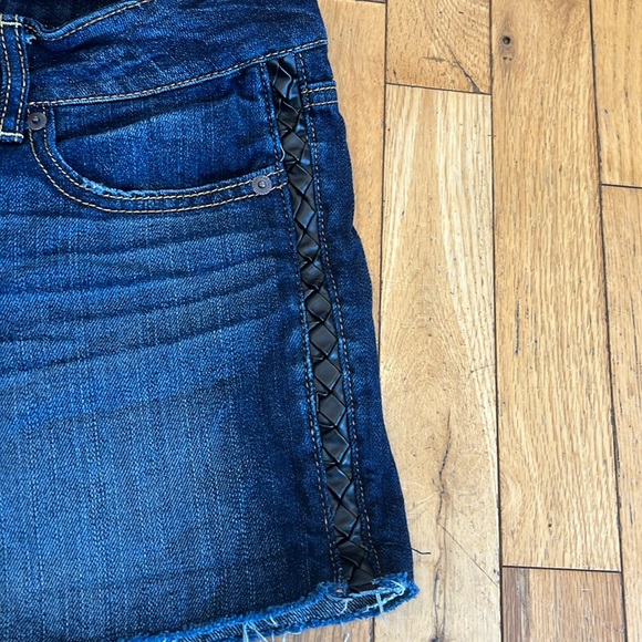 AMERICAN EAGLE leather braided hip, distressed hem stretch shorts. Size 8. EUC. - Picture 4 of 11